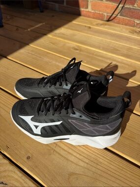 NWOT-Mizuno Volleyball Sneakers